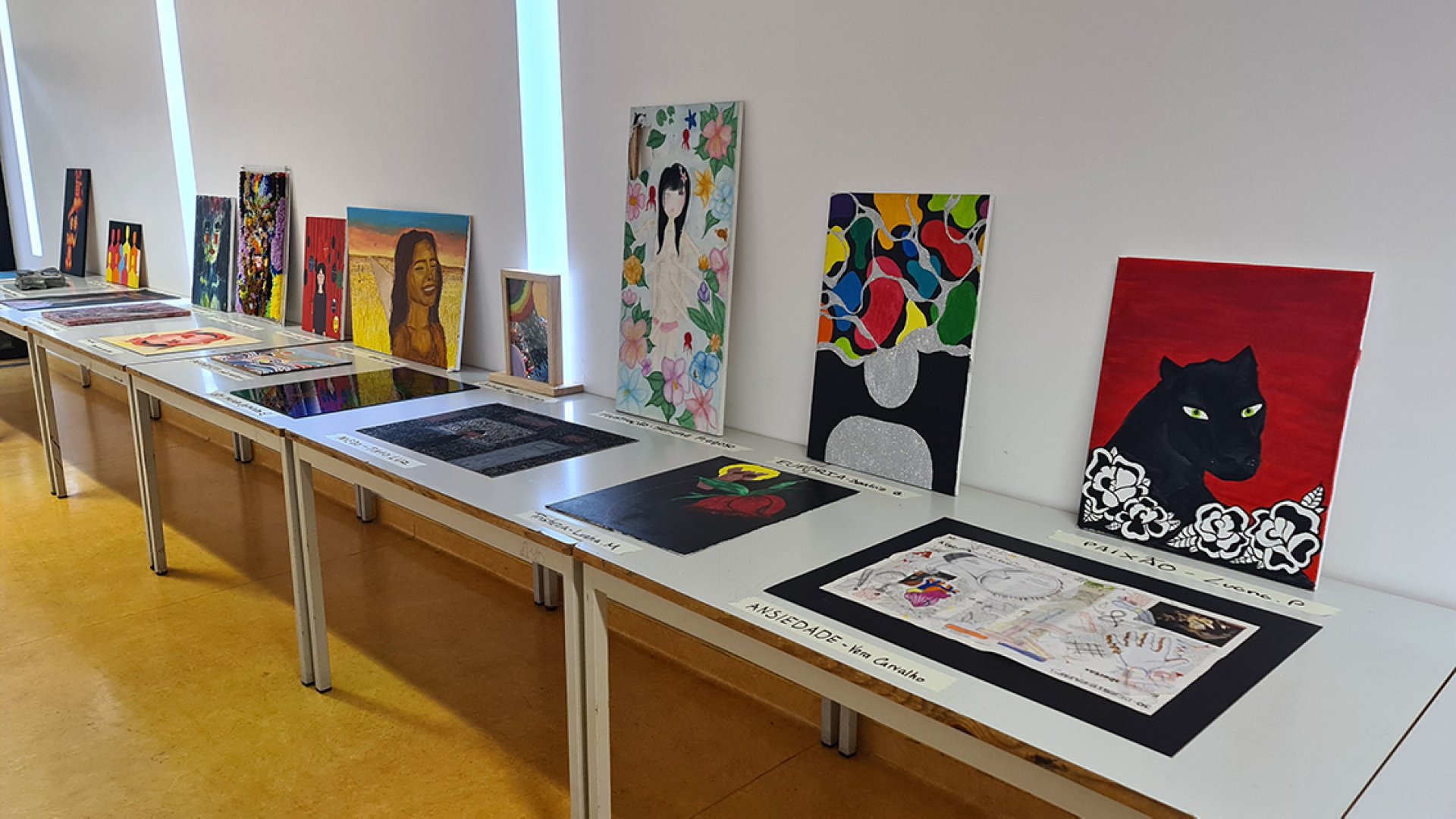 Exposição dos trabalhos «Desenhar Emoções» do 10º ano de artes